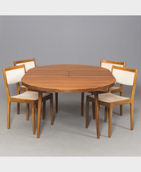 Pöytä ja tuoleja, 4 kpl