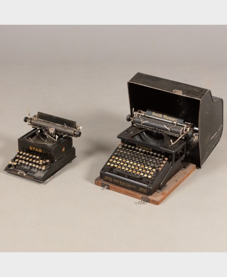 Kirjoituskoneita, 2 kpl
