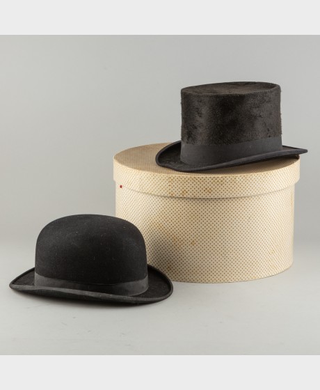 Hattuja, 2 kpl ja laatikko