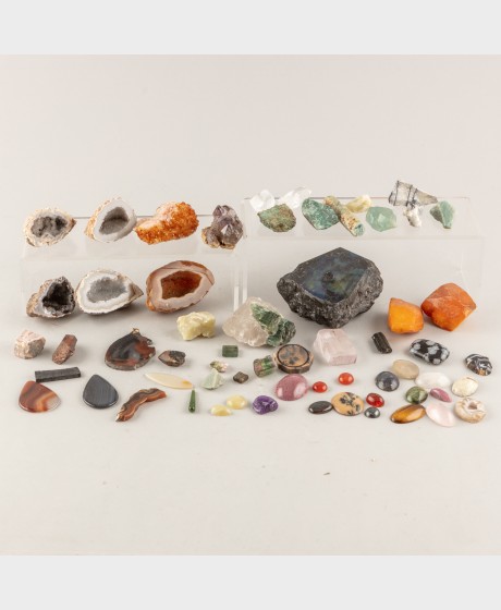 Mineraalinäytteitä ja hiottuja kiviä