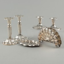 Kynttilänjalkoja, 2 paria, lautasliinateline ja tuhkakuppi