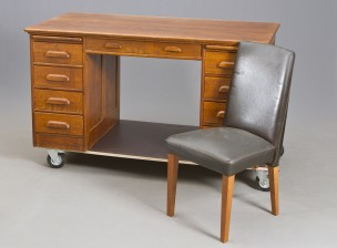 Kirjoituspöytä ja tuoli