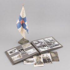 Sota-aikainen valokuva-albumi ja standaari (alikersantti S. Lindholm - Kenraali Ekbergin autonkuljettaja)