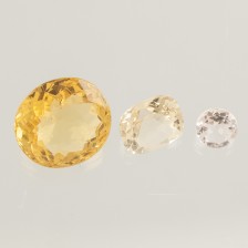 Keltainen berylli (Heliodori) ja värittömiä beryllejä