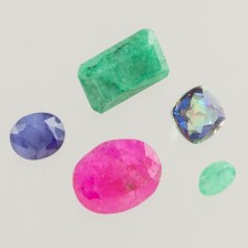 Smaragdi, vuorikristalli, korundi ja kaksi berylliä