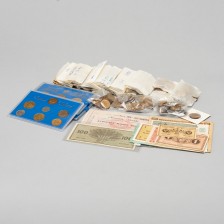 Erä suomalaisia seteleitä ja kolikoita