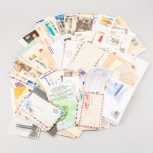 Erä postimerkkejä ja kortteja