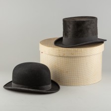 Hattuja, 2 kpl ja laatikko