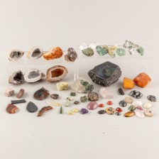 Mineraalinäytteitä ja hiottuja kiviä