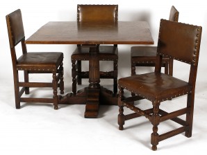 Pöytä ja tuoleja, 4 kpl