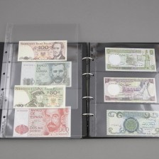 Erä ulkomaisia seteleitä kansiossa