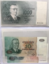 Erä seteleistä kansiossa