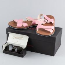 Sandaler med solglasögon